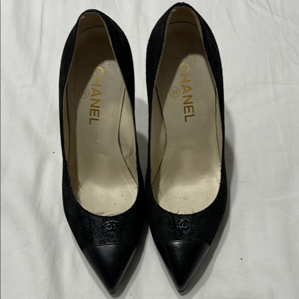 CHANEL Black suede pumps with leather toe size 7.5